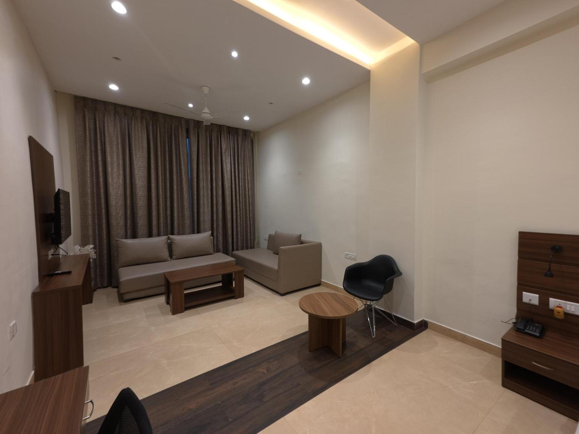 Neelam Orchid Hotel Kanpur Exterior photo