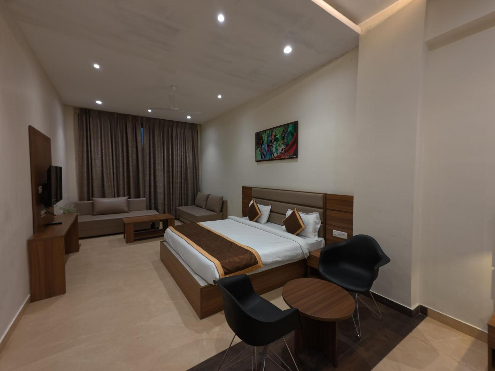 Neelam Orchid Hotel Kanpur Exterior photo
