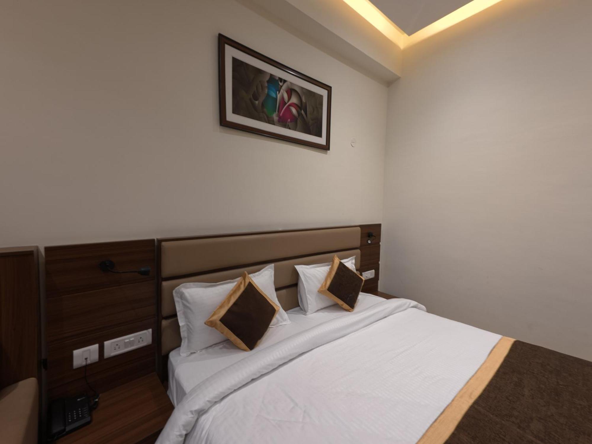 Neelam Orchid Hotel Kanpur Exterior photo