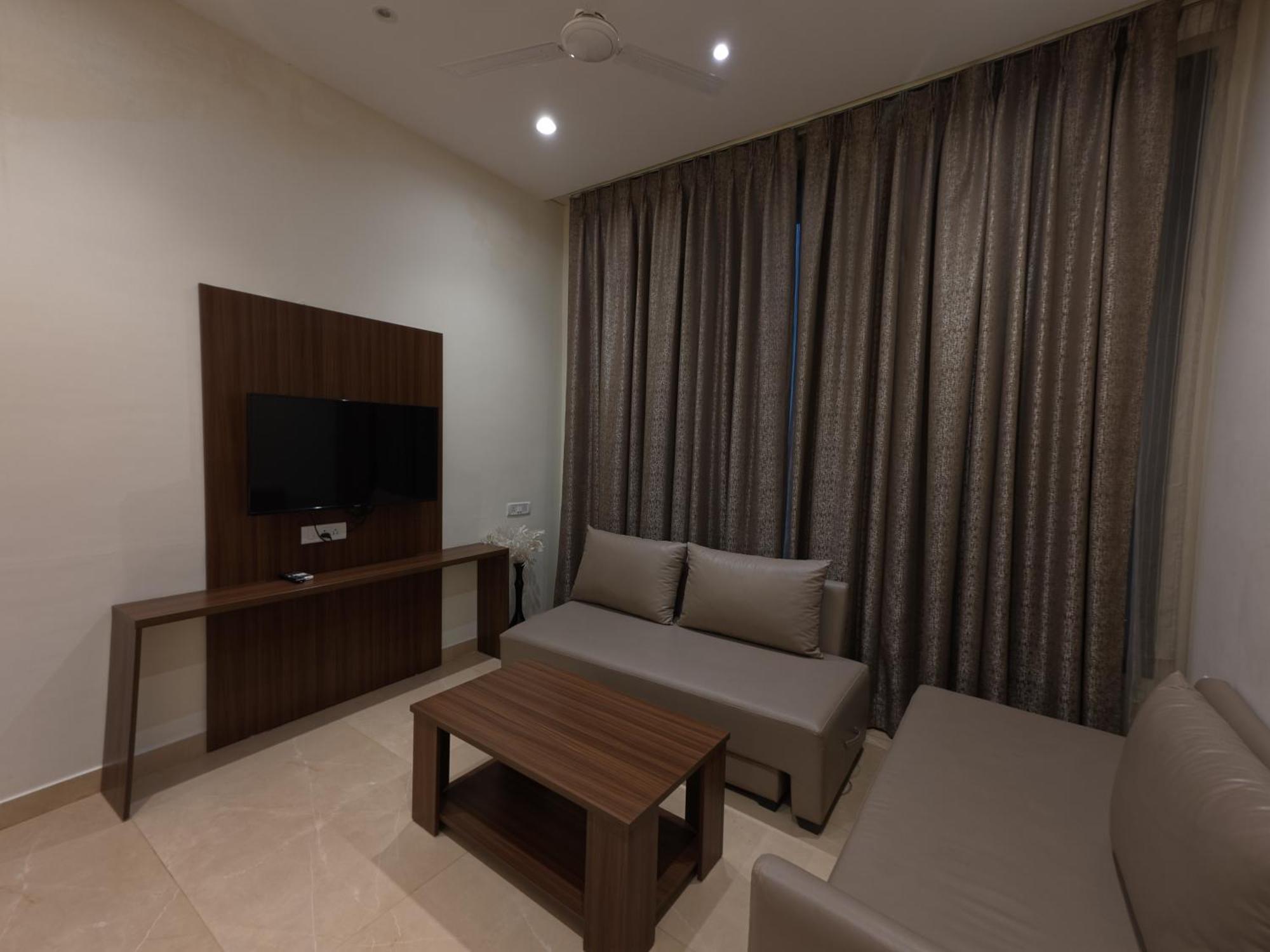 Neelam Orchid Hotel Kanpur Exterior photo
