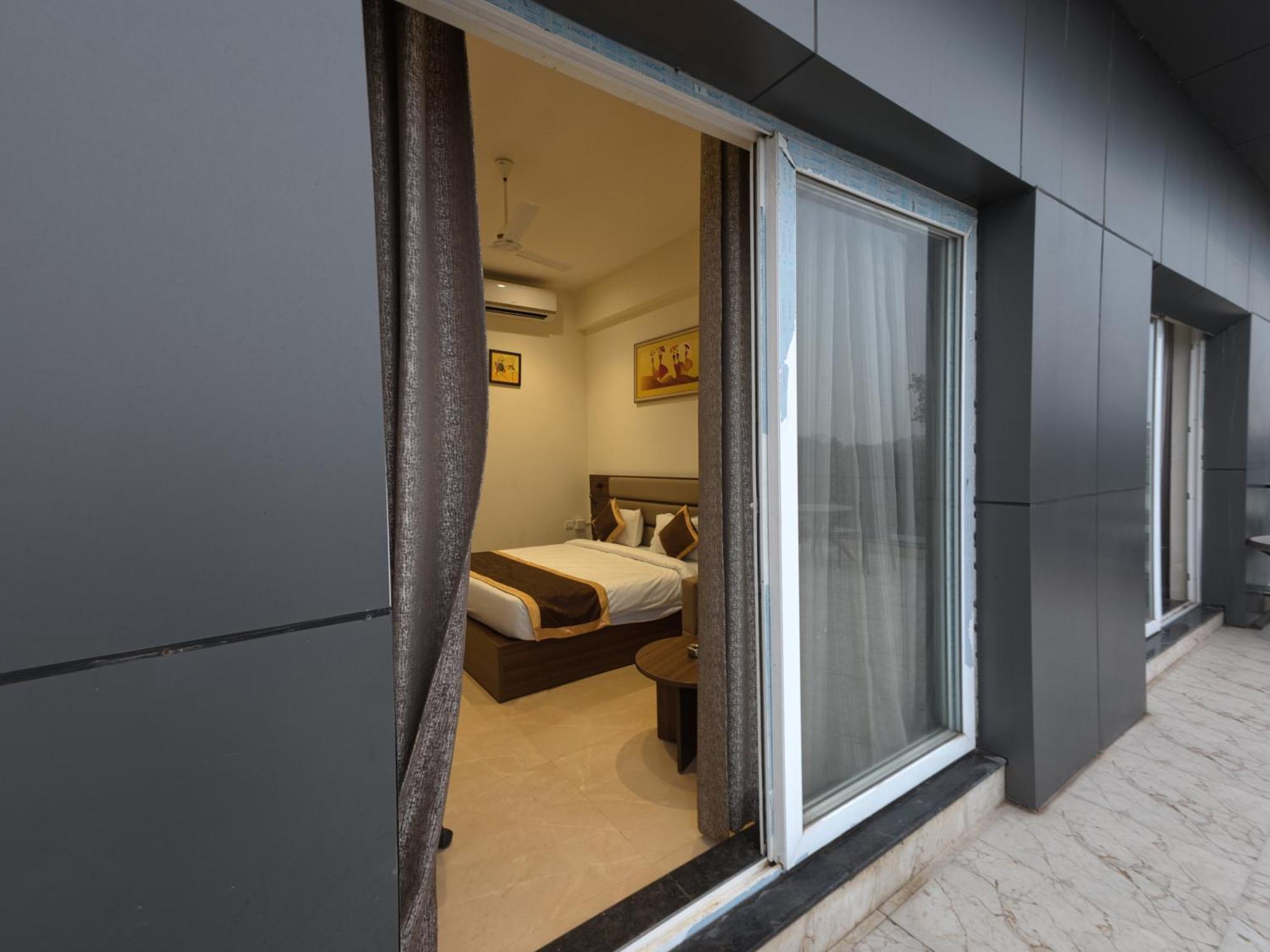 Neelam Orchid Hotel Kanpur Exterior photo